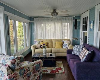 Lake front escape - a quiet lake front cottage with easy access to the beach - Kingsville - Living room