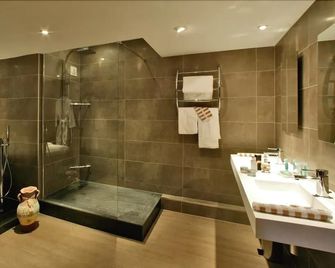 Les Trois Soleils De Montal - Saint-Céré - Bathroom