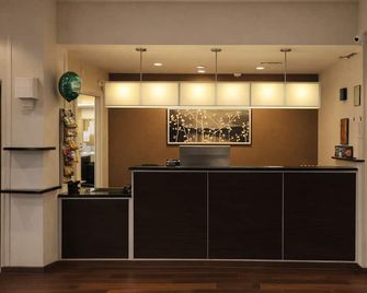 Express Inn & Suites - Harrisburg - Front desk