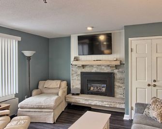Prime Location at Boyne Mountain I Golf, Swim, & Ski I Avalanche Bay - Boyne Falls - Living room