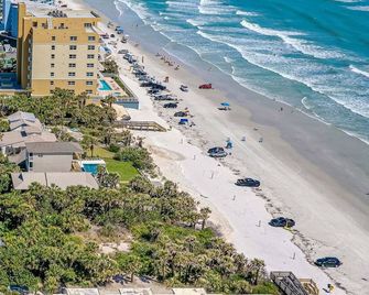 Dog Friendly Loft Steps From Beach With Gas Barbecue Grill And Upstairs Deck! - New Smyrna Beach - Beach