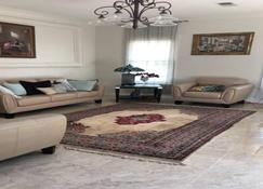Cheerful 4 bedroom to use in villa charge by rooms - Abita Springs - Living room
