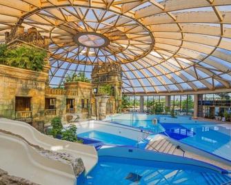 AquaSuite Budapest with private car park - בודפשט - בריכה