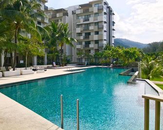 By The Beach - Luxury 2 Bedrooms Family Suite - Batu Ferringhi - Bazén