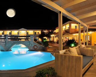 Karavostasi Beach Hotel - Perdika - Piscine