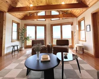 Catskills Mountaintop House W/ Hot Tub And Views! - Jefferson - Sala de estar