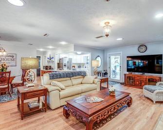 Home on Lake Hutchinson w/ Dock! - Keystone Heights - Living room