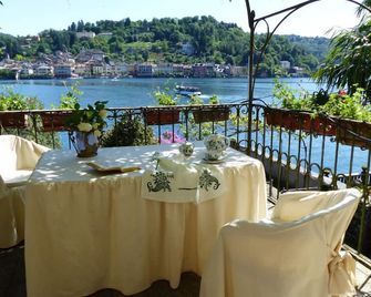 Island San Giulio villa , garden, wet dock, , motor boat, private parking box. - Orta San Giulio - Ristorante