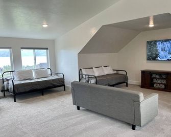 New Hot Tub! 9 Bdrm 5 Bath, 7 King Beds Pickleball court, Playset, and Firepit - Garden City - Living room