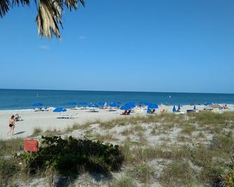 Peek a view! On the Key! Private entry to Englewood Beach and Bayside views! - Englewood - Beach
