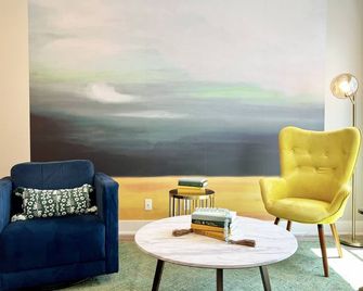 New 3 bed 4 bath home - rooftop deck, 2 car garage & porch near downtown! - Omaha - Pokój dzienny