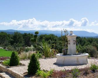 Villa with swimming pool, panoramic view of the luberon and wooded garden - Joucas