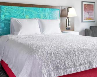 Hampton Inn & Suites by Hilton Orangeville, ON - Orangeville - Bedroom