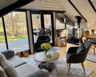 Charming holiday home in great location close to the beach - Stege - Stue