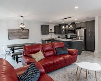 Charming, modern, luxury house with garage - Riverview - Living room