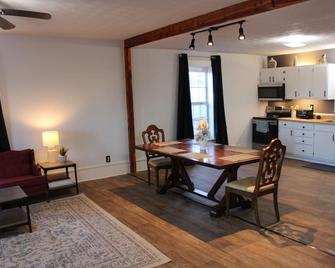 Charming historic home steps from downtown LaGrange - La Grange - Comedor