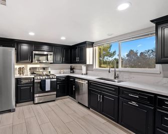 Modern home, Dog Agility Run, Game Room, Fire Pit & New Playground - Atascadero - Küche
