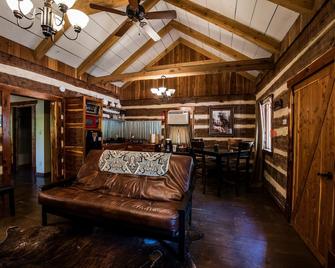 Log Cabin in Woods W/Trail & Scavenger Hunt Wood Fireplace, Lindale Canton Tyler - Lindale - Living room
