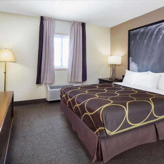 Bedroom view of Super 8 by Wyndham Niagara Falls by the Falls