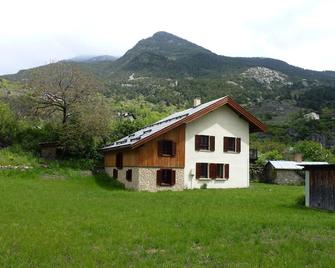 Apartment in Chalet, 150 m from a natural lake, large garden, very quiet. - Freissinières - Edificio