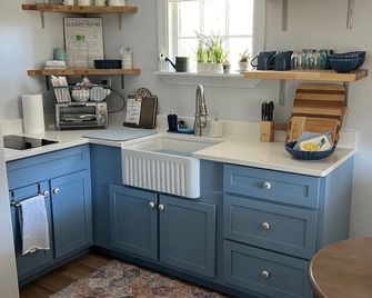 Cozy Top-Floor Hideaway with Small-Town Charm - McRae - Kitchen