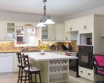 Serene Farmhouse with Trails - Smiths Falls - Kitchen