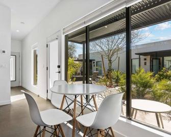 Modern 2-bedroom Apartment - 80 Walkscore! - Phoenix - Dining room