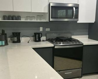 Cozy 2-bedroom 2.5 bathroom villa in Black River with beach in the backyard - Saint Elizabeth - Cocina