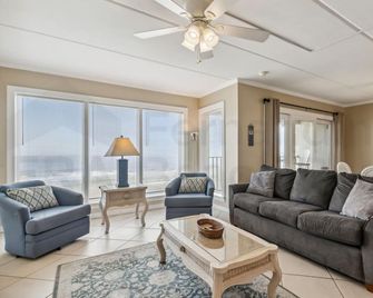 Top floor Oceanfront condo that has spectacular ocean views and sunrises. This condo sleeps 6. - Fernandina Beach - Σαλόνι