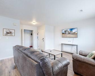 Relaxing Getaway w/ Two King Beds in Brighton, CO - Brighton - Living room