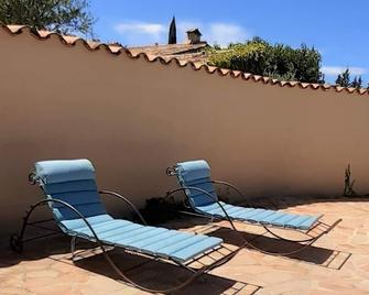 independent room in character house 1 km from the village of Aups - Aups - Patio
