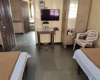 Hotel Kubera - Nashik - Phòng ngủ