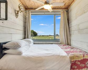 Flophouze Shipping Container Hotel - Houze 5 - Round Top - Bedroom