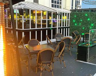 Pavilions Hotel - כרייסטצ'רץ' - פטיו