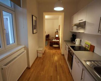 Quiet City Apartment With Balcony - וינה - מטבח
