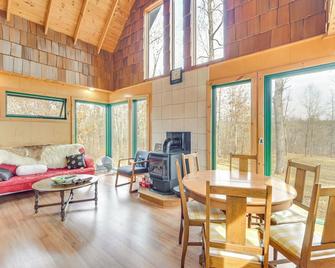 1 Mi to South Twin Lake: Cabin w/ Deck in Trego! - Trego - Dining room