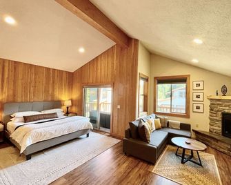 Barlow Pines Lodge - spacious cabin next to ski bowl with a Mt. Hood view - Government Camp - Habitación