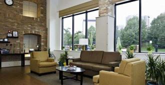 Sleep Inn & Suites Downtown Inner Harbor - Baltimore - Living room