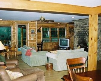 Birches Cottage on Historic Lpclub - Short Walk to Lake & Town - Lake Placid - Living room