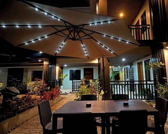 Tiwi's Travellers Inn - Solar Powered, Starlink, Scooter Rental, Palawan Tours - Puerto Princesa - Patio
