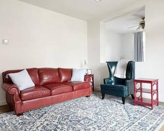 Evansville Holiday House - Evansville - Living room