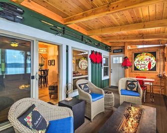 Fish, Crab and Clam Waterfront Gem in Port Ludlow - Port Ludlow - Living room