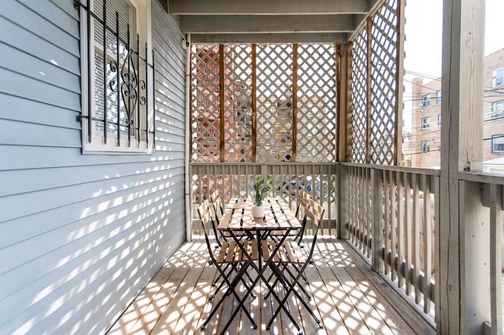 Stylish and Cute 2BR Apartment Near Wrigley! - שיקאגו - מרפסת