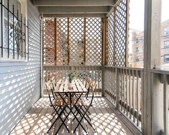 Stylish and Cute 2BR Apartment Near Wrigley! - Chicago - Balcón