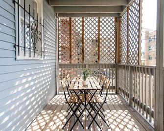 Stylish and Cute 2BR Apartment Near Wrigley! - שיקאגו - מרפסת