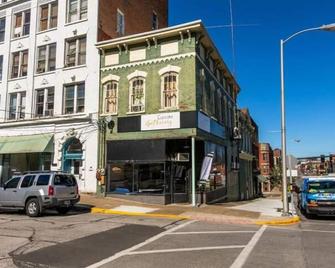 2nd Story Historic Downtown 2BR with Modern Amenities - Winchester - Building