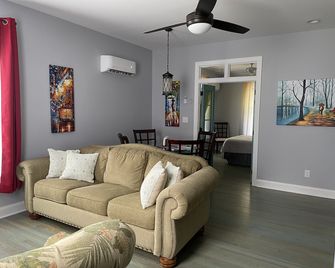 Murphy’s Place 2-bedroom apartment near hiking skiing wineries and breweries. - Afton - Living room