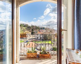 Historic 14th century mansion with garden and panoramic terrace - relaxation and charm - 산 마르코 데이 카보티 - 발코니