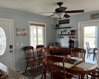 A peaceful retreat, come relax on Lake Shafer. Fire pit, kayaks & games. - Monticello - Dining room