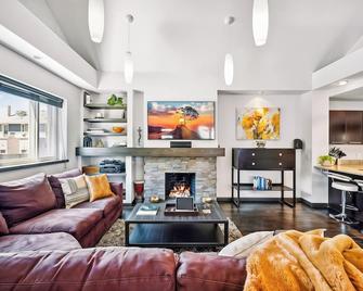 Eco-Friendly, Modern Smart Home - Surround Sound - Chef's Kitchen - Fast WiFi - Denver - Living room